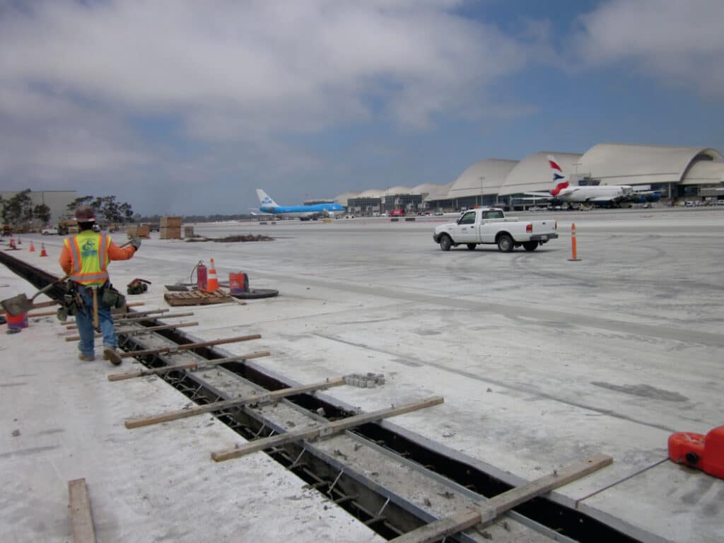 亚博网站有保障的洛杉矶洛杉矶洛杉矶机场的排水沟