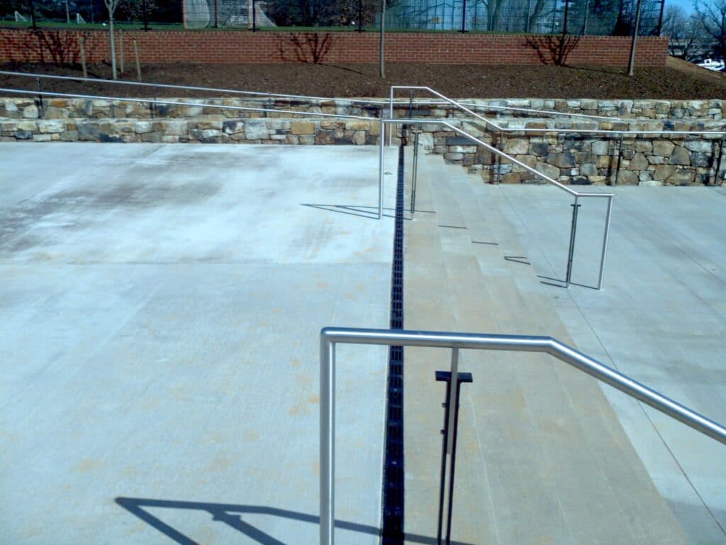 体育馆楼梯上方2亚博网站有保障的英寸宽的沟渠排水系统