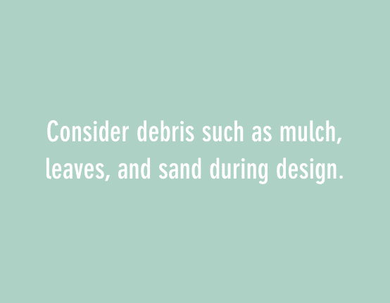 在设计时考虑覆盖物、树叶和沙子等杂物。