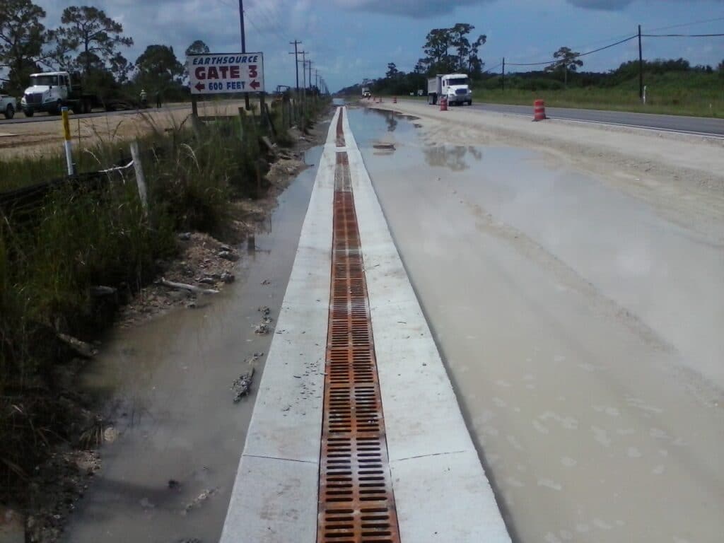 采用沟槽排水解决转弯车道积水问题亚博网站有保障的